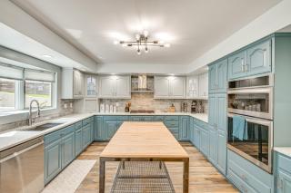 Private Indoor Hot Tub Fish and Boat on Sylvan Lake - - 6