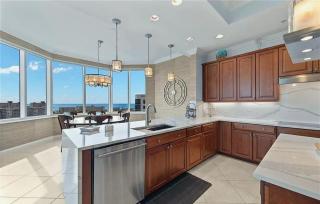 Luxurious Three-Bedroom Penthouse with Expansive Bay Views - 8
