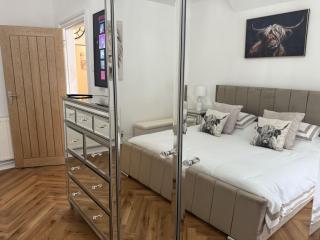 Southend Apartment With Parking, Private Garden and Beach Side Location - 5