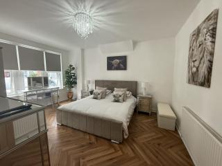 Southend Apartment With Parking, Private Garden and Beach Side Location - 6