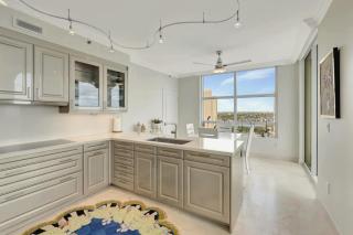 Luxurious Three-Bedroom Oceanfront Apartment - 8