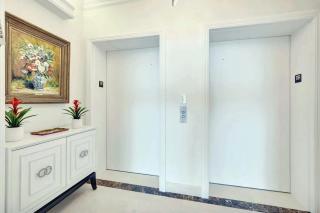 Luxurious Three-Bedroom Oceanfront Apartment - 1