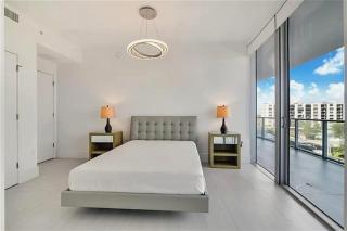 Elegant Two-Bedroom Apartment with Oceanfront Balcony - 5