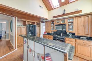 Stroll, Shop and Dine Cozy Colonial Beach Bungalow - 2