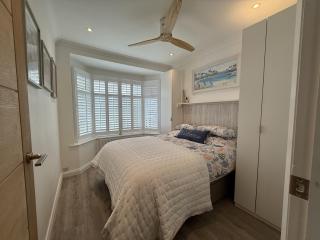 Pet Friendly Bright & Airy Beachside Bungalow - Walton-on-the-Naze - 1