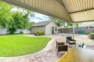 7 Mi to Dtwn Houston Family Home with Patio and Yard - 8