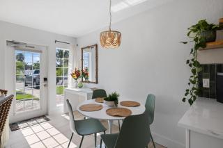 Heat of Siesta Village Walk to Beach w heated Pool - Siesta Key - 3