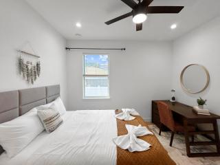 Walk to Busch Gardens, Games, Plush Sheets, Huge Yard! - 2