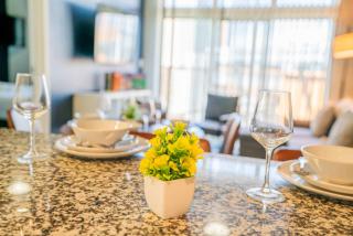 Stunning 2BD - Central DT- Gym, Pool, Parking Sleep8 - 6