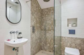 Elegant 4-Bed House Near Angel & Upper Sreet - 8