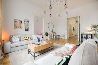 Pastel Dream 3BR Central Gem Artful Spacious - 5
