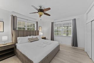 Waterfront Retreat: 7BR Villa with Pool Firepit - 3