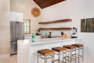 Compact one bedroom villa right on the beach - Turtle Cove - 6