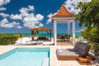 Compact one bedroom villa right on the beach - 2