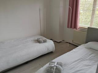 Stylish 5-bedroom retreat just minutes from Belfast city - 4