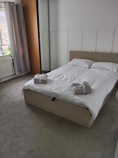 Stylish 5-bed retreat just minutes from Belfast city - Belfast - 3