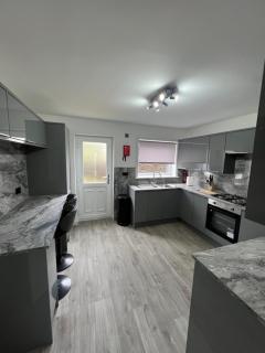 Newly refurbed 3 bed home 15mins to Edin city - 0