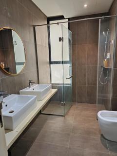 Apt 1 to 11pax BKT Jalil Pool Gym 7min LRT Wi-Fi YSW Homes - 1