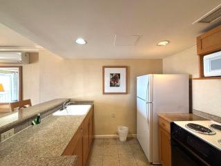 Ilikai Apt 302 - Spacious Studio with Stunning Ocean & Harbor Views - Honolulu - 2