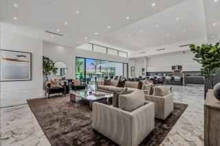 Sleeps 18 Pool Pickleball Villa Near Golf Dining Fun Bravo Villa 2 by AvantStay - 1