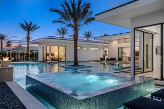 Sleeps 17 6B Retreat w Pool Pickleball Putting Green Bravo Villa 3 by AvantStay - 6