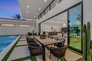 Sleeps 17 6B Retreat w Pool Pickleball Putting Green Bravo Villa 3 by AvantStay - 5