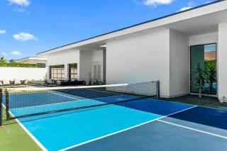 Sleeps 17 6B Retreat w Pool Pickleball Putting Green Bravo Villa 3 by AvantStay - Indio - 9