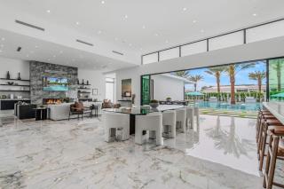 Sleeps 17 6B Retreat w Pool Pickleball Putting Green Bravo Villa 3 by AvantStay - 7