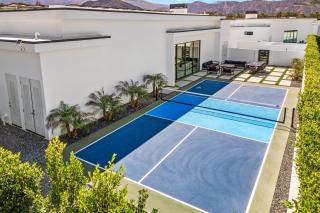 24-Person Luxe Retreat Pool, Firepit, Putting Green Minutes from Golf Dining Bravo by AvantStay - Indio - 5