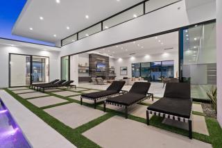 24-Person Luxe Retreat Pool, Firepit, Putting Green Minutes from Golf Dining Bravo by AvantStay - Indio - 2