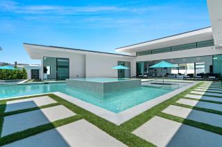 24-Person Luxe Retreat Pool, Firepit, Putting Green Minutes from Golf Dining Bravo by AvantStay - Indio - 4