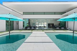 Sleeps 23 Pool Firepit Putting Green Minutes to Golf Dining bravo Villa 7 by AvantStay - 6
