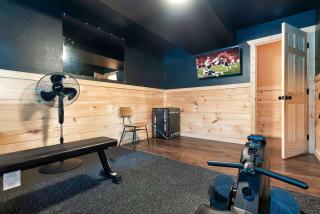 Relax and Recharge Sauna Hot Tub and Gym - 7