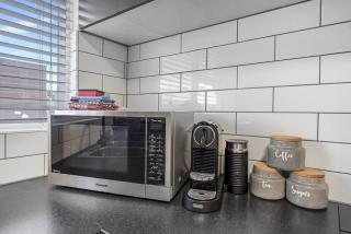 3-Bed Campbelltown Stay with Private Balcony - 6