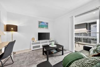 Modern Coastal Escape in the Heart of Rockingham - 5