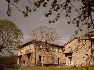 Villa in Tuscany with Heated Pool & Sports Court - 2