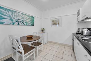 Stylish 1BR Apt with City Views M12 - 6