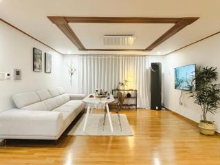Spacious Hongdae Group Stay 3BR, 2BA, 5 Queen Beds - 0