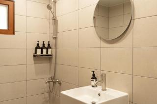 Spacious Hongdae Group Stay 3BR, 2BA, 5 Queen Beds - 6