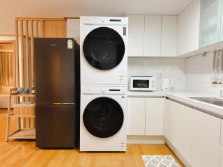 Spacious Hongdae Group Stay 3BR, 2BA, 5 Queen Beds - 1