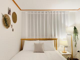 Spacious Hongdae Group Stay 3BR, 2BA, 5 Queen Beds - 9