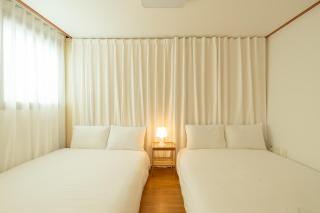 Spacious Hongdae Group Stay 3BR, 2BA, 5 Queen Beds - 3