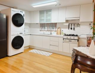 Spacious Hongdae Group Stay 3BR, 2BA, 5 Queen Beds - 7