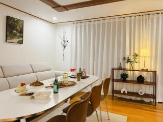 Spacious Hongdae Group Stay 3BR, 2BA, 5 Queen Beds - 4