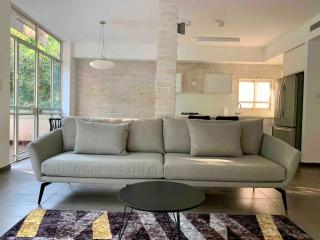 Quiet and private 3BR penthouse near Park - 3