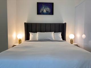 Brisbane's Highest rated 3 Bedroom Luxury Apartment -61st Floor- Incredible views in Skytower, Brisbane's tallest building -Complimentary WIFI, Drinks, Snacks & Streaming Access - Brisbane - 4