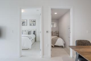 Stylish 2BR Retreat with Parking and Gym in Olympic Village - Vancouver - 8