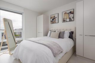 Stylish 2BR Retreat with Parking and Gym in Olympic Village - Vancouver - 7