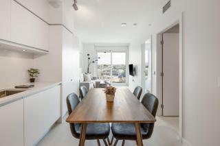Stylish 2BR Retreat with Parking and Gym in Olympic Village - Vancouver - 6