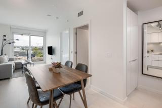 Stylish 2BR Retreat with Parking and Gym in Olympic Village - Vancouver - 5